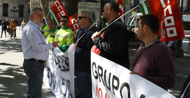 Los trabajadores se han manifestado esta mañana a las puertas del Ayuntamiento/SA
