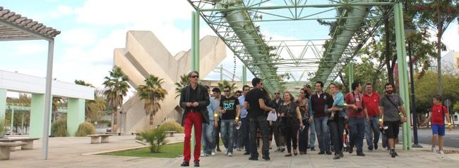 Uno de los grupos de visitantes que ayer recordaron o conocieron de cerca la Isla de la Cartuja/Christopher Rivas