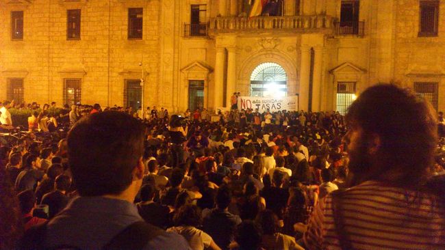 La Universidad de Sevilla vive este lunes su quinta jornada de un paro académico que también secunda la Universidad Pablo Olavide. Imagen del encierro en el Rectorado / Twitter
