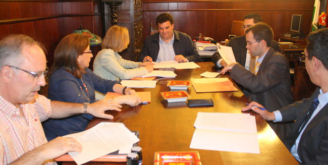 alcalde-firma-prestamos-bancarios-220512