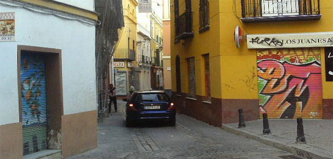calle-estrecha-feria-a-contramano-280512