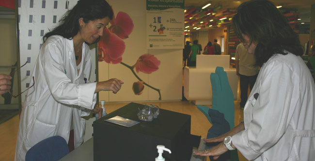 El centro hospitalario ha instalado hoy una mesa informativa/SA
