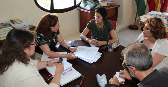 Los concejales socialistas Mercedes de Pablos y Juan Manuel Flores se han reunido hoy con la Asociación de Mujeres Ágora/SA