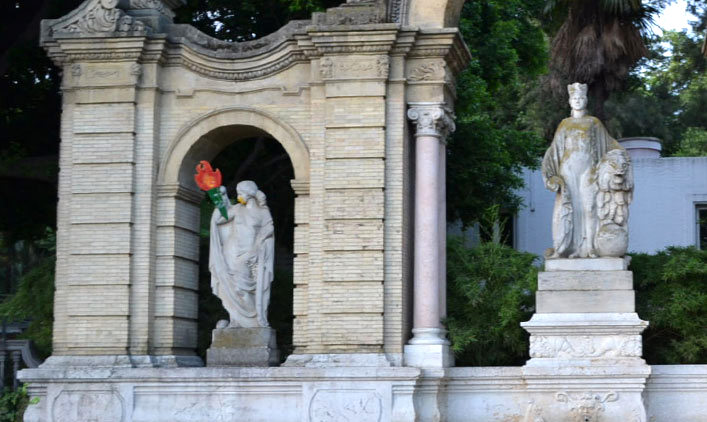 Las estatuas sevillanas han amanecido con antorchas en defensa de la Universidad Pública / Imágenes Cotrafoto21