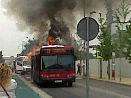 El autobús salió ardiendo pasadas las 15:00 horas/@AnaGBenitez