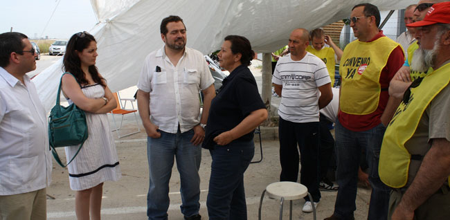 La parlamentaria Marina Segura les ha mostrado esta mañana su solidaridad/SA