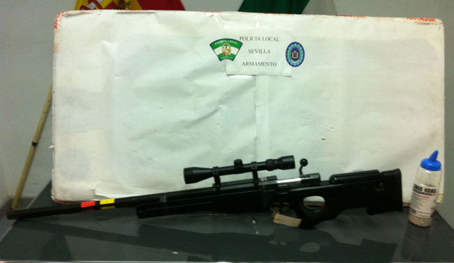 Rifle intervenido a los detenidos/SA