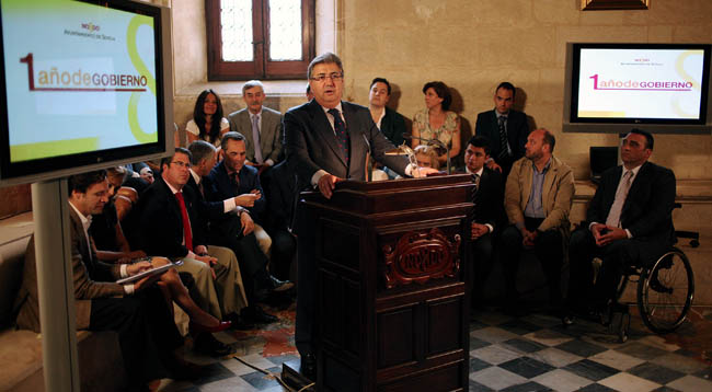 Zoido se ha rodeado de su equipo de concejales para hacer balance/SA