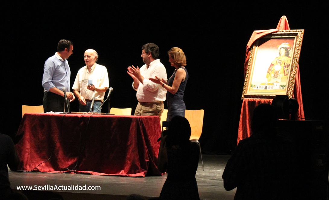 La Hermandad de Escardiel condecoró al artista Diego Neyra, autor del cartel de la Venida de la Virgen de Escardiel 2012 / Juan Carlos Romero