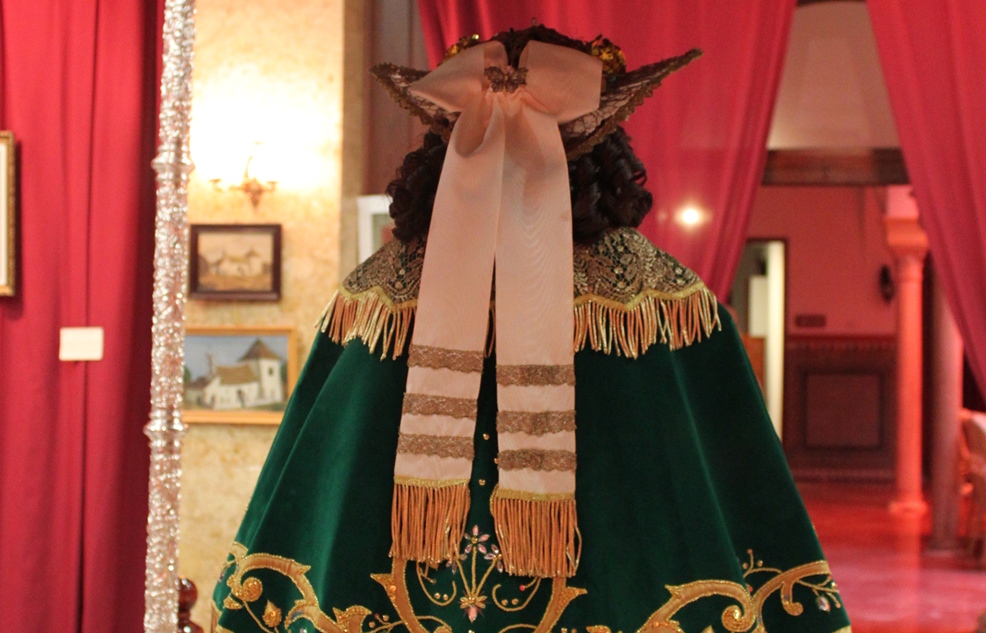 El nuevo traje de Pastora de la Virgen de Escardiel durante la exposición en el Círculo Mercantil de Sevilla/Juan Carlos Romero