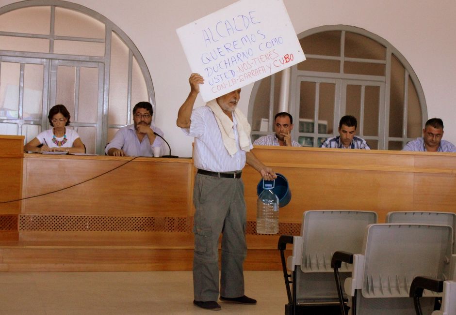 Las protestas por la falta de agua en la urbanización Sierra Norte de Castilblanco irrumpieron en el Pleno / Juan Carlos Romero