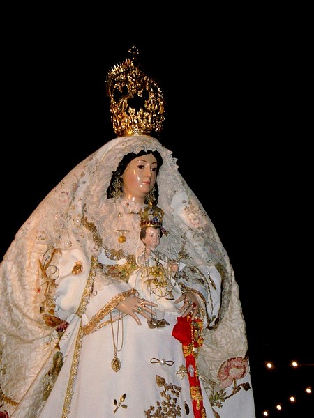 La Virgen de Escardiel procesiona esta noche tras la celebración de la Misa Pontifical en la Parroquia del Divino Salvador de Castilblanco / Fotografía: Juan Carlos Romero