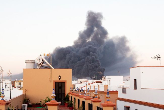 Imponente nube de humo negro procedente del incendio que se aprecia desde el núcleo de Los Palacios/ Francisco Amador