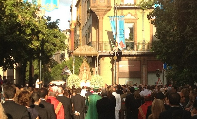 procesion-virgen-reyes-150812