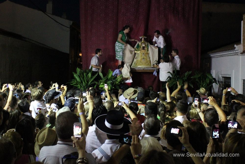 La Virgen de Escardiel fue descubierta pasadas las diez de la noche tras un camino que transcurrió sin incidencias para los peregrinos / Juan Carlos Romero