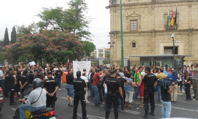 cacerolada-trabajadores-publicos-parlamento-250912