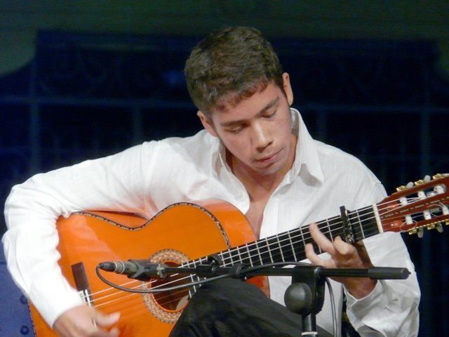 El joven guitarrista David Caro en una actuación. /La Bienal