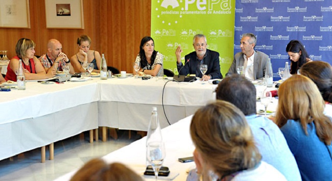 grinan-periodistas-parlamento-andalucia-140912