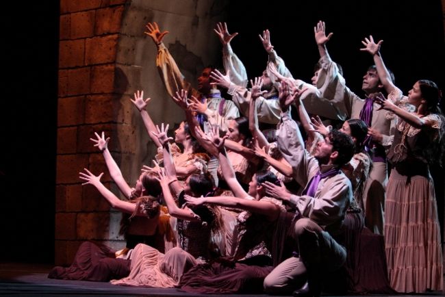 El elenco de la compañía de Sara Baras interpreta 'La Pepa' / LaBienal