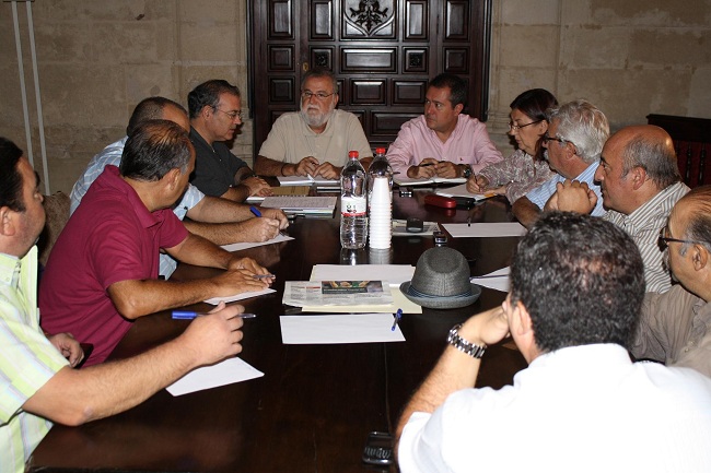 reunion-torrijos-espadas-empleados-mercasevilla-270912