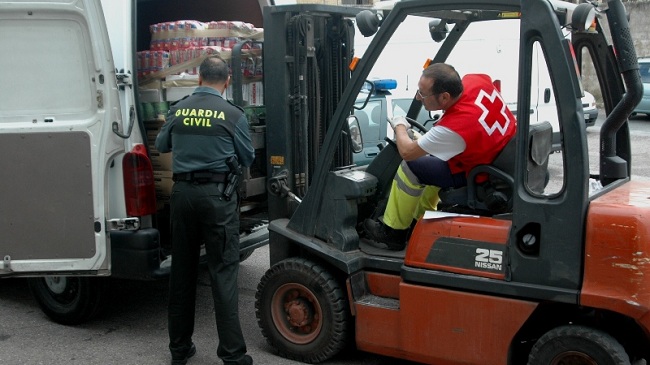 guardia-civil-entrega-alimentos-251012