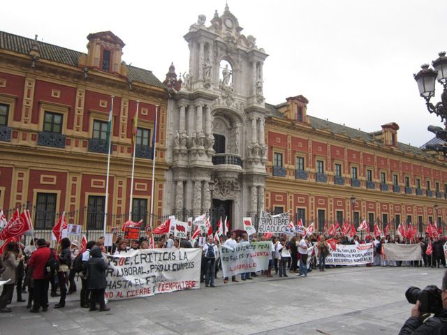 Los trabajadores de las Residencias de Tiempo Libre de Andalucía frente al Palacio de San Telmo /Paco Cordero