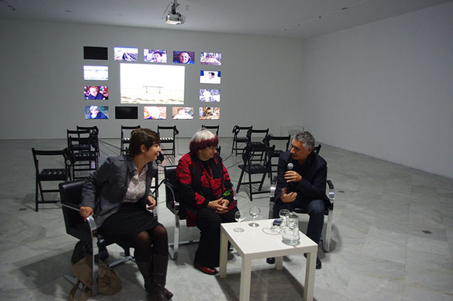 Agnés Varda, en el centro, junto a su traductora (izq.) y José Antonio Álvarez, director del CAAC/Ángel Espínola