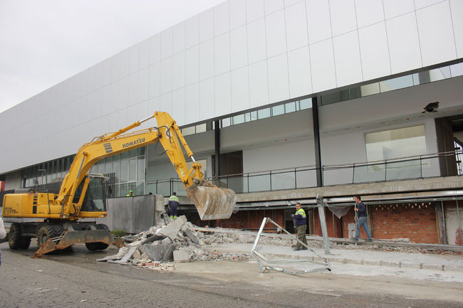 Operarios municipales retiran los escombros tras desprenderse parte de la fachada del nuevo CARE de Los Alcores, aún en obras/Christopher Rivas