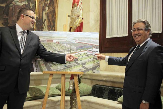 El director Inmobiliario de la empresa Costco, James Cheesemore con el alcalde, esta mañana en Sevilla