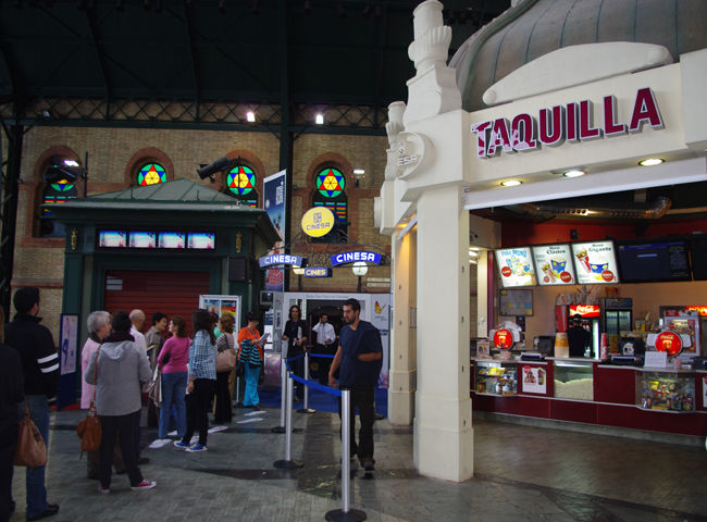 La colas en Plaza de Armas disminuyeron ligeramente/Ángel Espínola