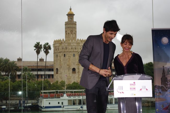El actor y modelo Andrés Velencoso y la actriz Victoria Abril, durante la presentación de las nominaciones/Ángel Espínola