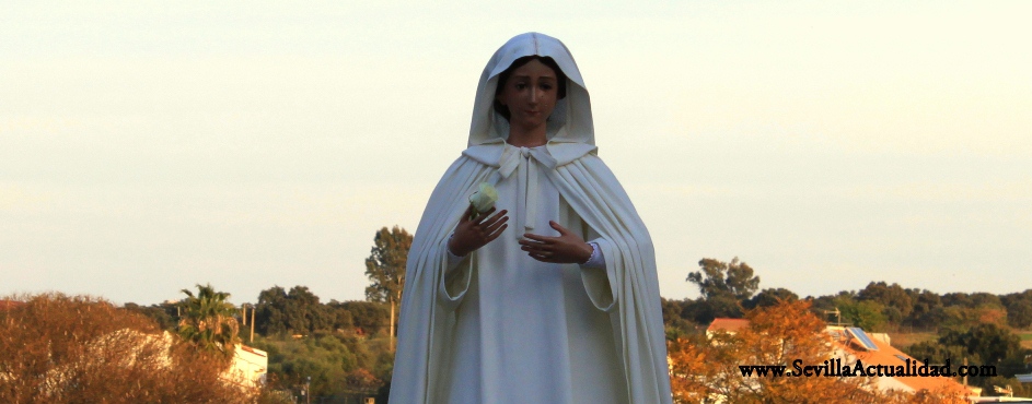 La Virgen de la Paz llegará hasta la barriada de La Cruz durante el rezo del Santo Rosario por el Año de la Fe / Juan Carlos Romero