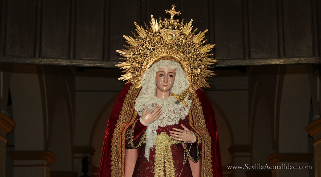 La imagen de la Virgen de la Paz de Castilblanco de los Arroyos a las puertas de la Parroquia del Divino Salvador / Juan C. Romero