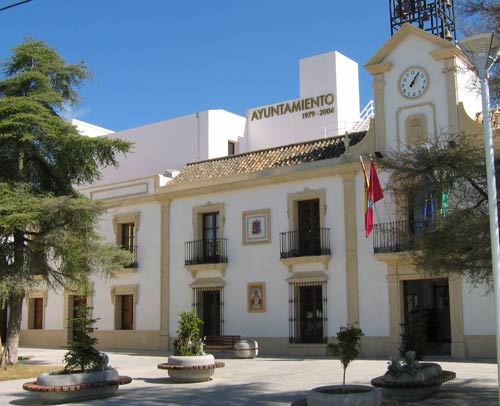 El alcalde Domingo Delgado (PP) expulsó al concejal de Izquierda Unida que portaba un pin con la bandera republicana. / Sevilla Actualidad