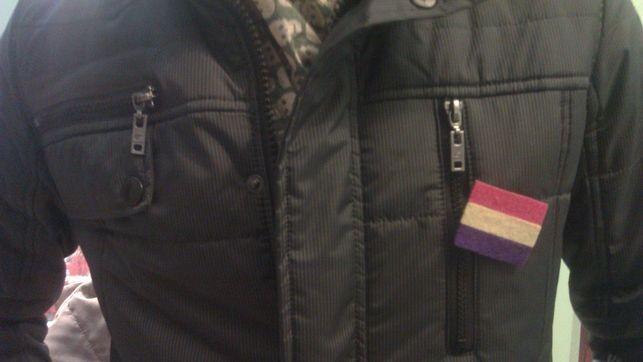 Imagen de la bandera republicana que portaba el concejal de Izquierda Unida expulsado del pleno. / Sevilla Actualidad