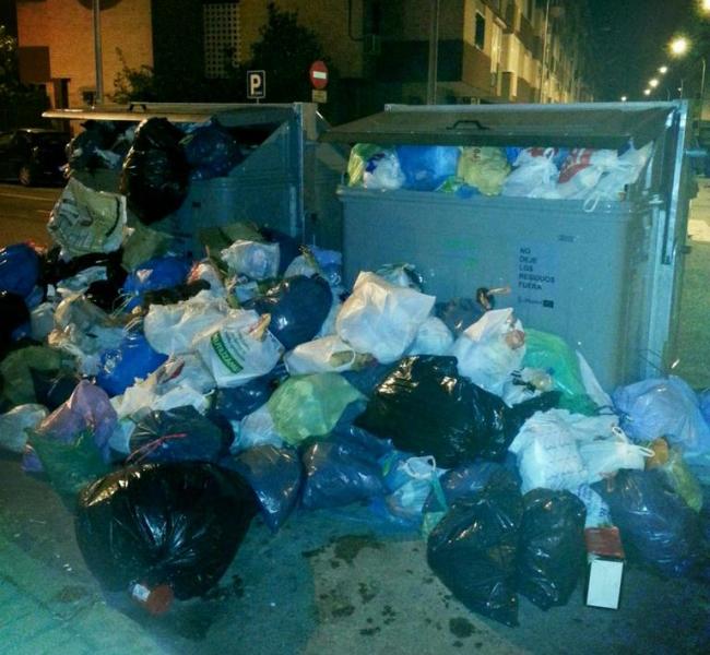 Contenedores de basura repletos tras la segunda noche de huelga / Imagen: Alfredo SF (@alfredosanfer)