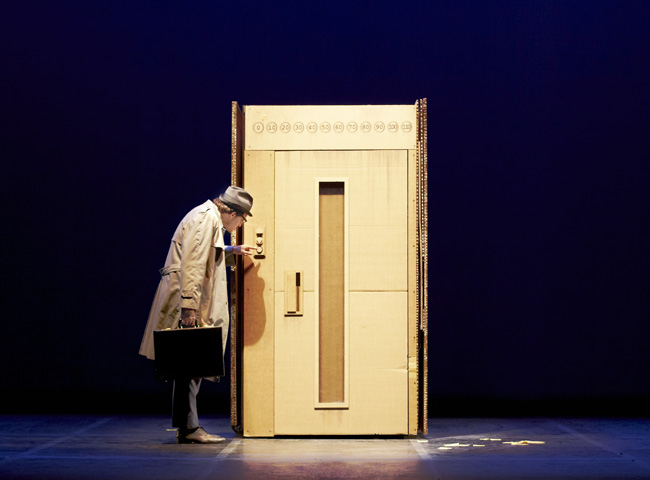 Escena de "Büro" de Kubik Fabrika./ FeSt