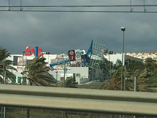Un poste de publicidad se ha caído en el centro comercial 'Cavaleri' en San Juan de Aznalfarache. / Imagen de Mario López (@MarioLopezRivas)