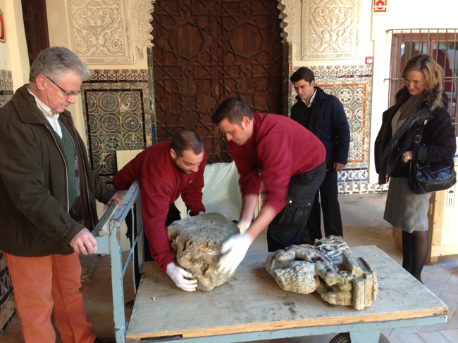 Los delegados de Cultura, María del Mar Sánchez Estrella, y de Participación Ciudadana y Coordinación de Distritos, Beltrán Pérez, supervisan el embalaje de piezas. / Prensa Ayuntamiento de Sevilla