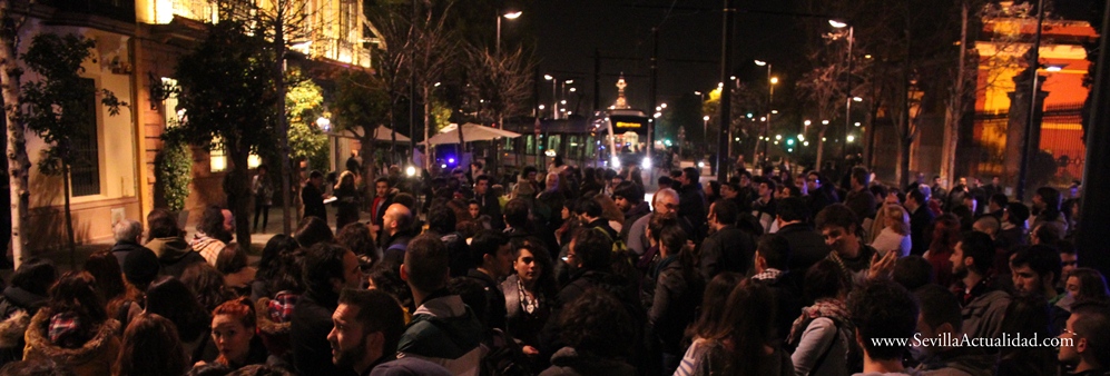 Una concentración ante la sede del Partido Popular de Andalucía forzó la interrupción del servicio de tranvia urbano de Sevilla / Juan C. Romero