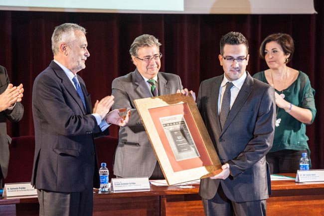 José Antonio Griñán, Juan Ignacio Zoido y Christopher Rivas durante la entrega de la mención/ Francisco Amador