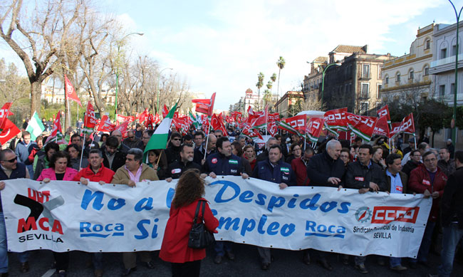 A la manifestación ha acudido una amplia representación de la Corporación municipal alcalareña./ Prensa CC.OO