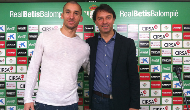 El extremo Molins, procedente del Anderlecht belga, en su presentación. / Real Betis