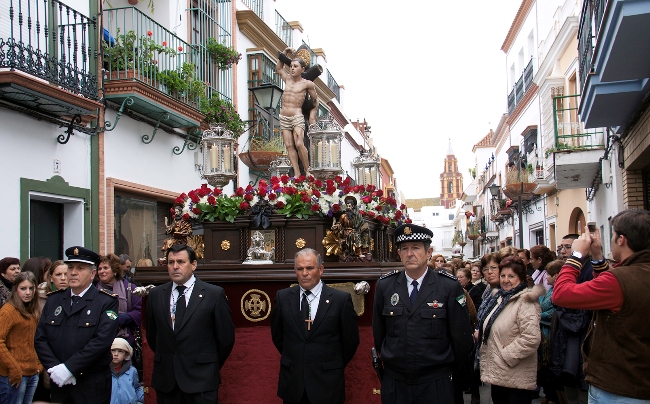 Numerosos vecinos han arropado esta mañana la salida procesional de San Sebastián, Patrón de Los Palacios y Villafranca./ Prensas Los Palacios