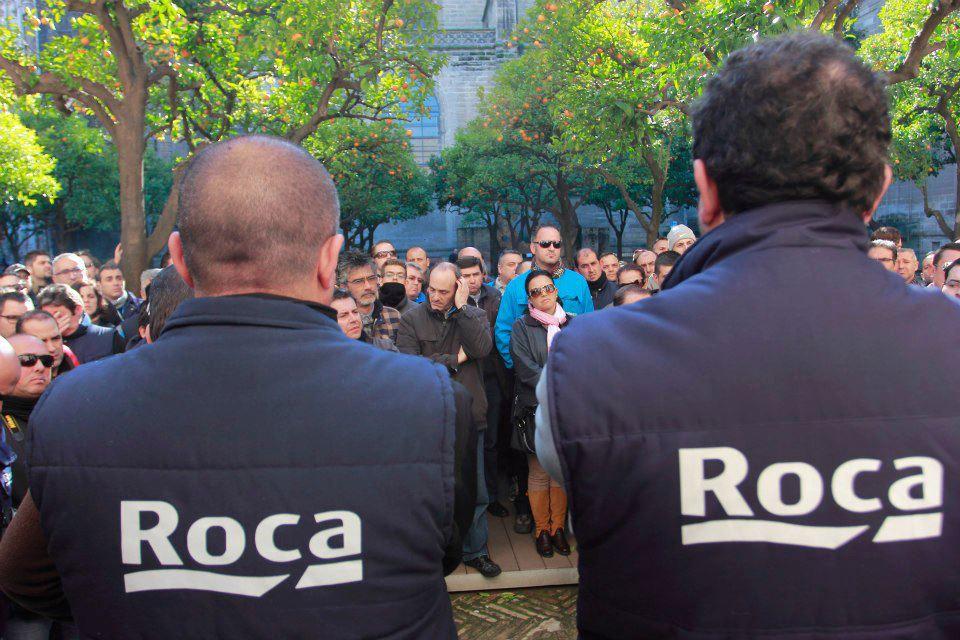 La factoría de sanitarios Roca valora recolocar a 20 de los 228 empleados de la planta alcalareña / C. Rivas