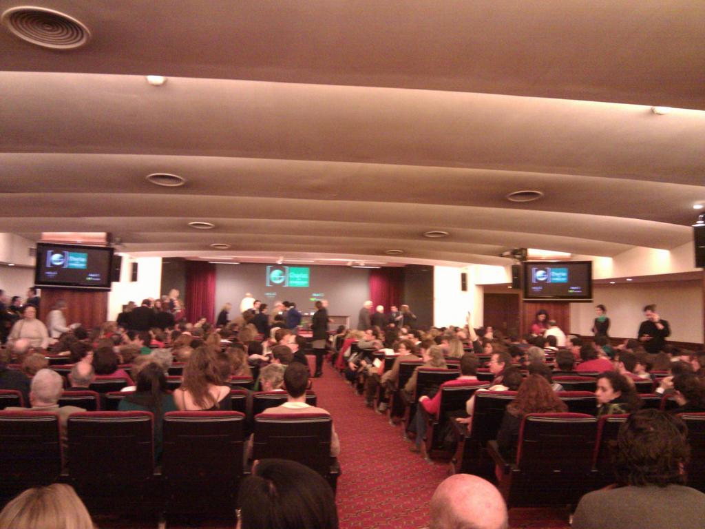 El ministro de Educación, José Ignacio Wert, abandonó la sala sin comenzar su disertación ante el clamor del aforo.