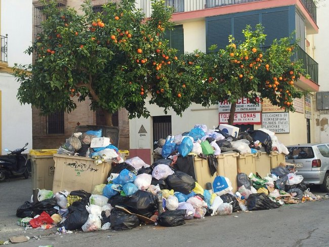 Estado de una de las calles de Sevilla en el sexto día de huelga en Lipasam / Imagen: Álvaro (@andarcofrade)