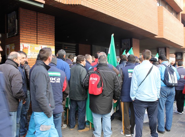concentracion-trabajadotres-roca-delegacion-provincia-consejeria-empleo-alejandro-copete