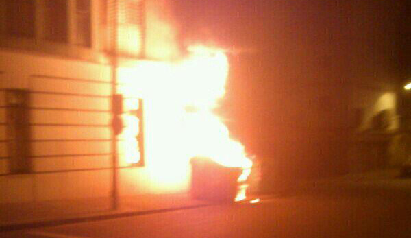 Contenedor ardiendo en las calles de Sevilla / Imagen: Contrafoto21 (@contrafoto21)