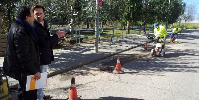 Comienzan las tareas de reparación del asfaltado de las calles de la Barriada Palmente / Sevilla Actualidad